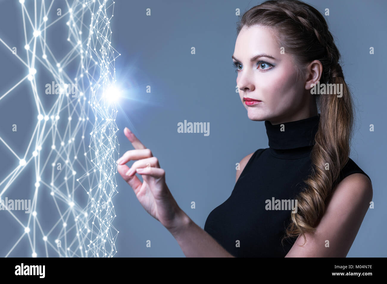 Junge kaukasier Frau zeigt Drahtgeflecht netzwerk konzept. Stockfoto