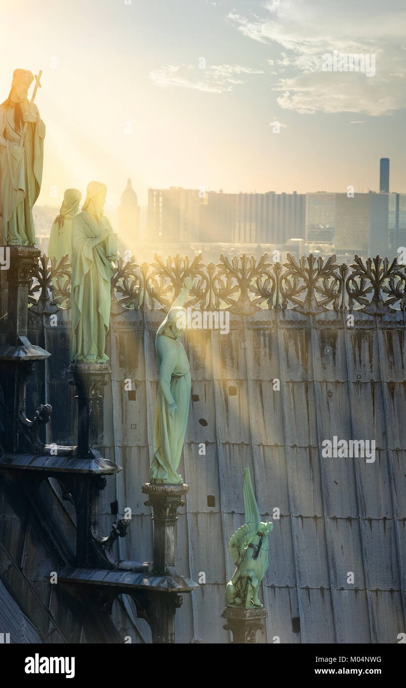 Statuen von Chimären auf Notre Dame de Paris, France Stockfoto