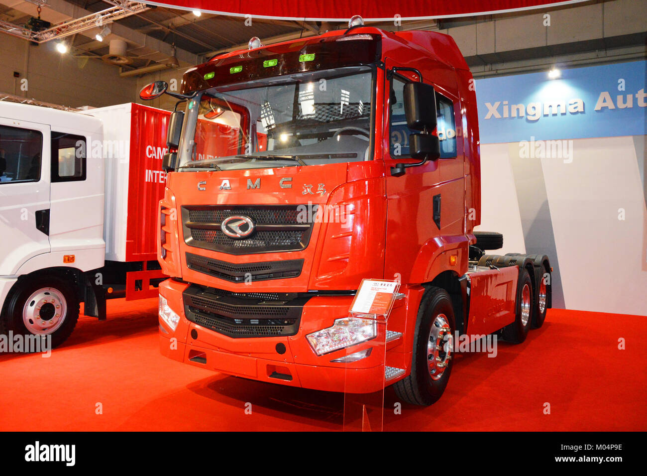 CAMC H08-M Hochdachtraktor Truck, ein modernes Schwerlastfahrzeug für den Transport von Fracht, mit einem speziellen Modell von Spielvogel. Stockfoto