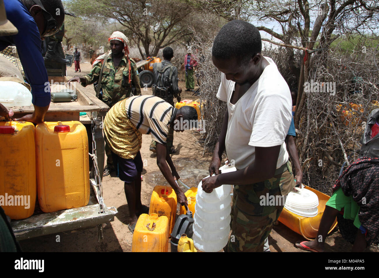 Dieses Foto zeigt die burundischen und somalischen Nationalarmee (SNA), die zwei Tage nach ihrer Befreiung von Al-Shabaab-Militanten Wasser in der Stadt Ragaele in Somalia sammeln. Das Bild stellt einen Moment in den Friedenssicherungsbemühungen der AMISOM in Somalia dar. Stockfoto