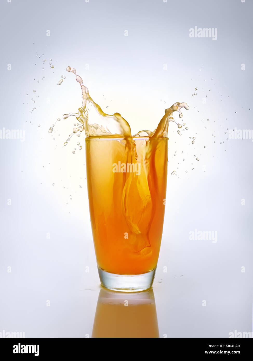 Orangensaft splash in Glas Stockfoto