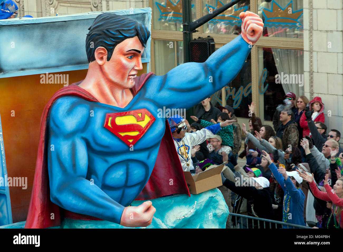 Superman Schwimmer für Mardi Gras Stockfoto