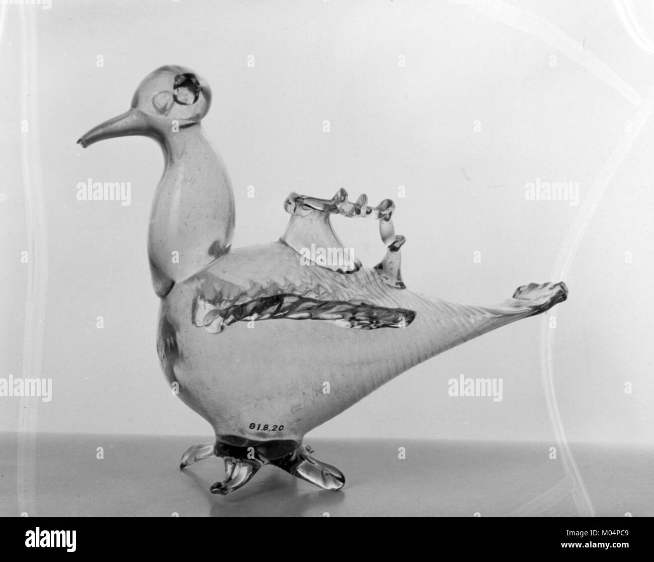 Eine dekorative Flasche aus der Sammlung des Metropolitan Museum of Art, die komplexe Handwerkskunst zeigt. Das Design der Flasche unterstreicht die Kunstfertigkeit der Epoche, die sie repräsentiert, mit feinen Details und eleganten Details. Stockfoto