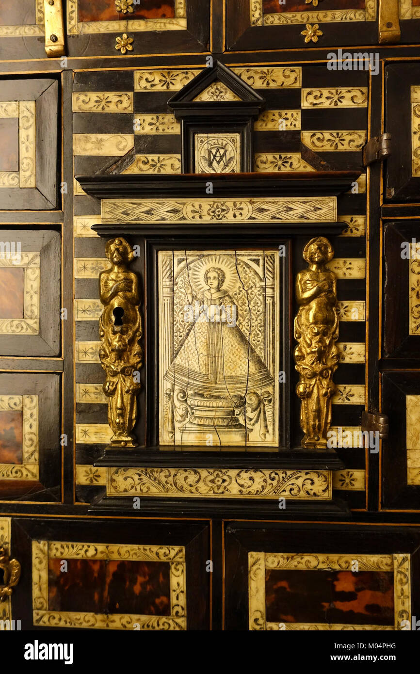 Dieser Schrank aus dem 17. Jahrhundert, der aus ebonisiertem Holz, Muscheln, Knochen und Bronze gefertigt wurde, zeigt ein Bild des Nino del Remedio. Es ist Teil der Sammlung des Museo Nacional de Artes Decorativas in Madrid, Spanien. Stockfoto
