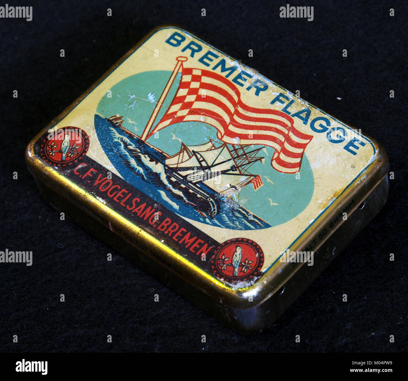 Bremer Flagge Tabakdose ist eine Tabakdose mit dem Bremer Flaggendesign, das deutsche Handwerkskunst und Design zeigt. Sie repräsentiert die historische Tabakkultur aus Bremen. Stockfoto