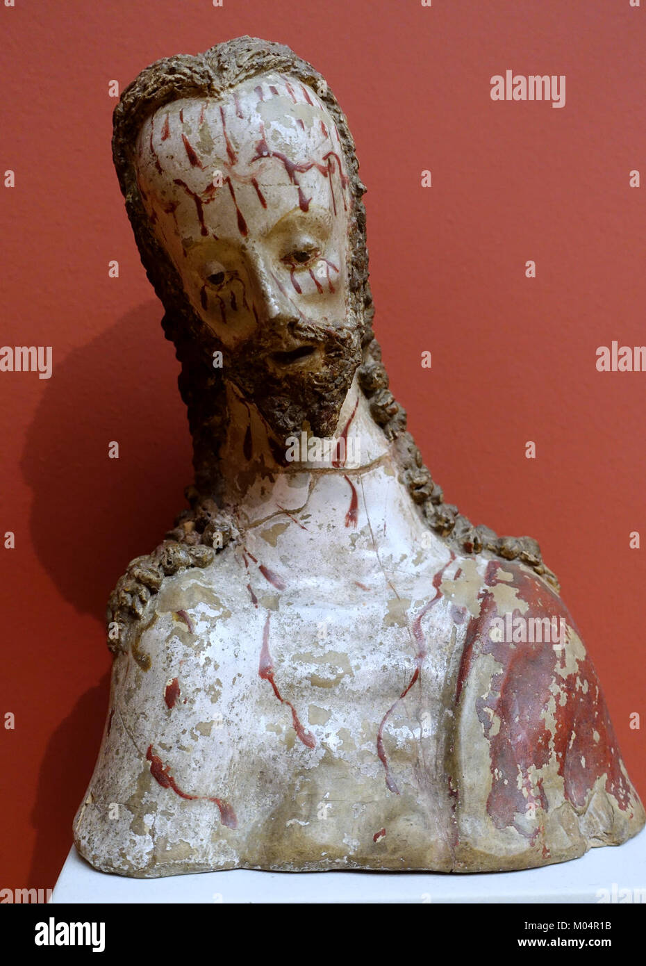 Diese Büste Christi, die ihn als den Schmerzensmann darstellt, stammt aus Spanien Mitte des 16. Jahrhunderts. Die aus gebackenem Ton gefertigte Skulptur ist Teil der Sammlung des Bode Museums in Berlin und bietet Einblicke in die religiöse Kunst der Renaissance. Stockfoto