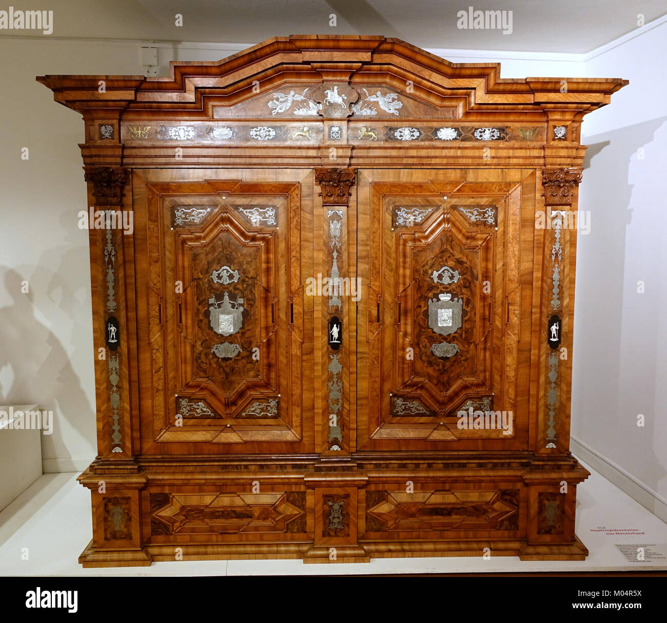 Das 1734 von Georg Mohrwinkel gefertigte Kabinett wurde von Erbprinz Carl I. von Braunschweig-Wolfenbuttel und der Philippine Charlotte in Auftrag gegeben. Das aus verschiedenen Hölzern, Metallen und Elfenbein gefertigte Stück ist ein Paradebeispiel europäischer Handwerkskunst des 18. Jahrhunderts. Es ist im Braunschweigischen Landesmuseum untergebracht und dient als bedeutendes Artefakt in der Erforschung barocker Möbel und aristokratischer Kommissionierpraxen. Stockfoto
