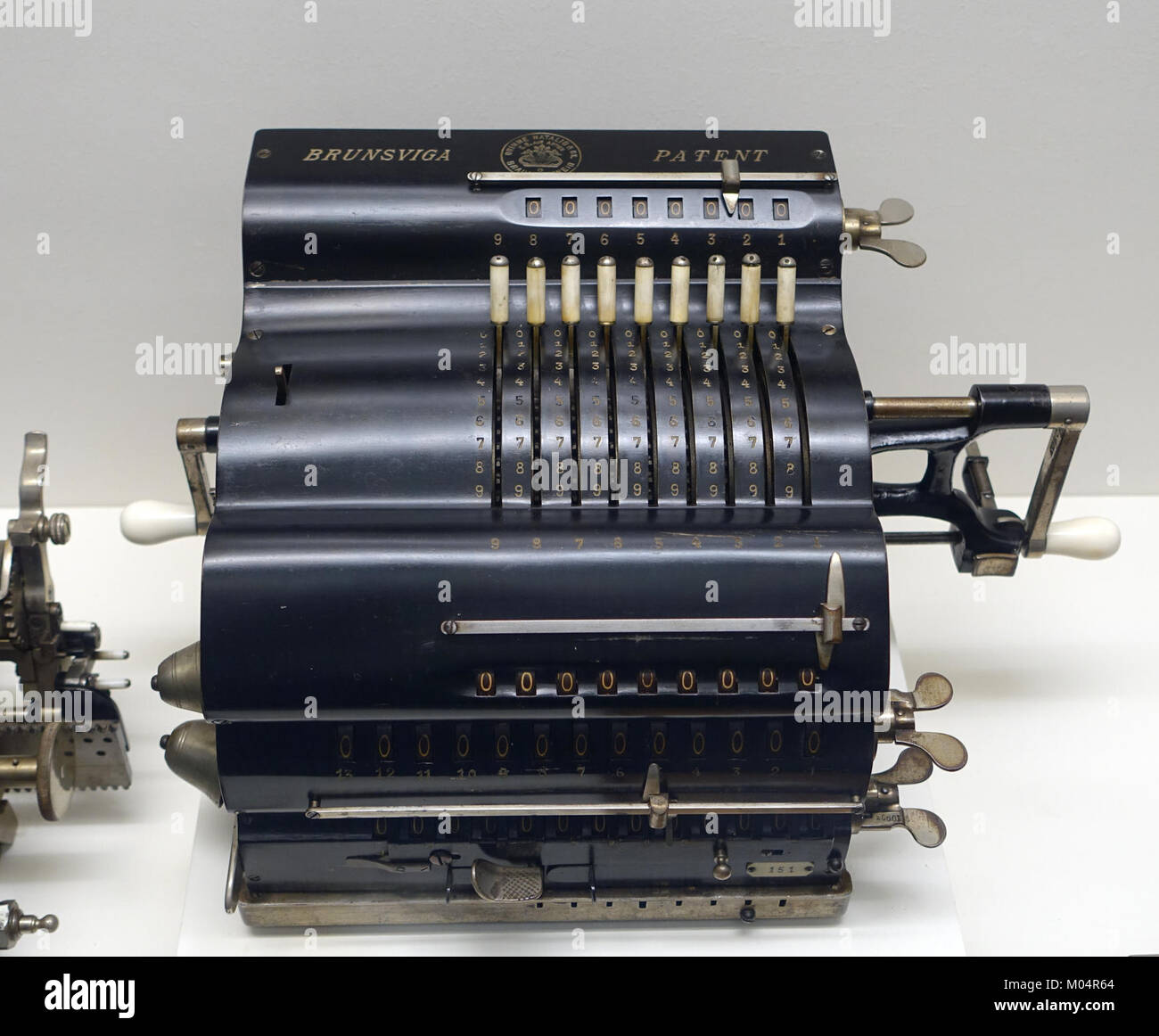 Die Brunsviga F, eine Rechenmaschine aus dem Jahr 1907, ist im Braunschweigischen Landesmuseum ausgestellt. Dieses historische Gerät ist ein Beispiel für die frühe mechanische Berechnung und stellt die technologischen Fortschritte des frühen 20. Jahrhunderts dar. Stockfoto