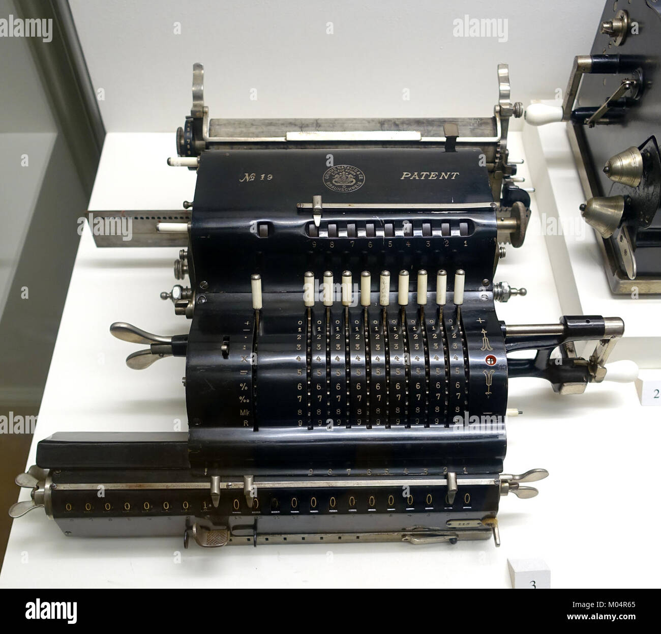 Der 1908 entstandene Arithmotyp Brunsviga S ist eine frühe Rechenmaschine, die im Braunschweigischen Landesmuseum ausgestellt wird. Es stellt eine bedeutende Entwicklung in der Geschichte der Technik und Mathematik dar. Stockfoto