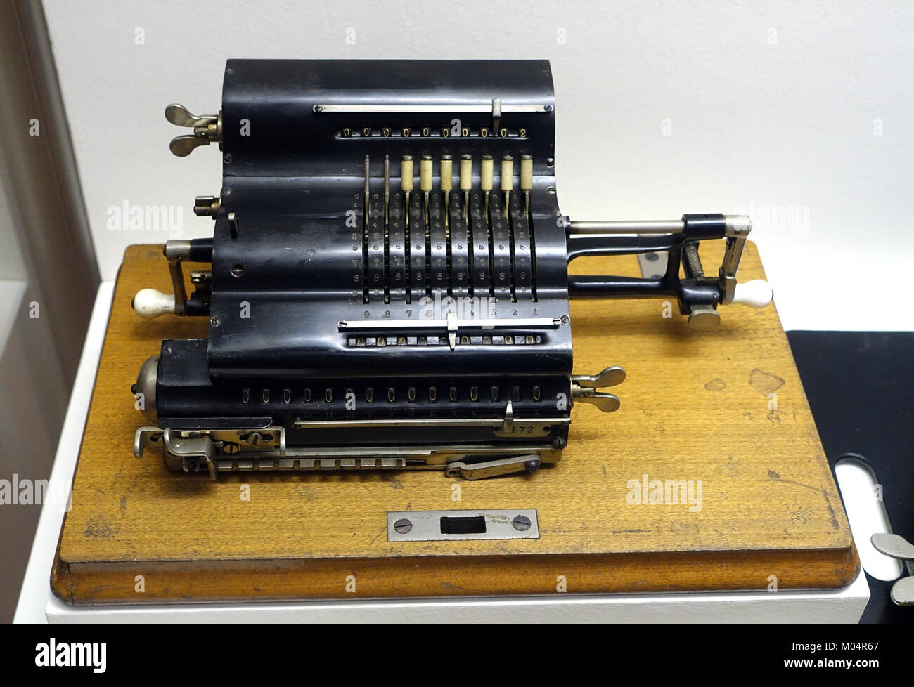 Die Brunsviga MJ, eine Rechenmaschine aus dem Jahr 1911, ist im Braunschweigischen Landesmuseum ausgestellt. Es ist ein frühes Beispiel für mechanische Computertechnik. Stockfoto