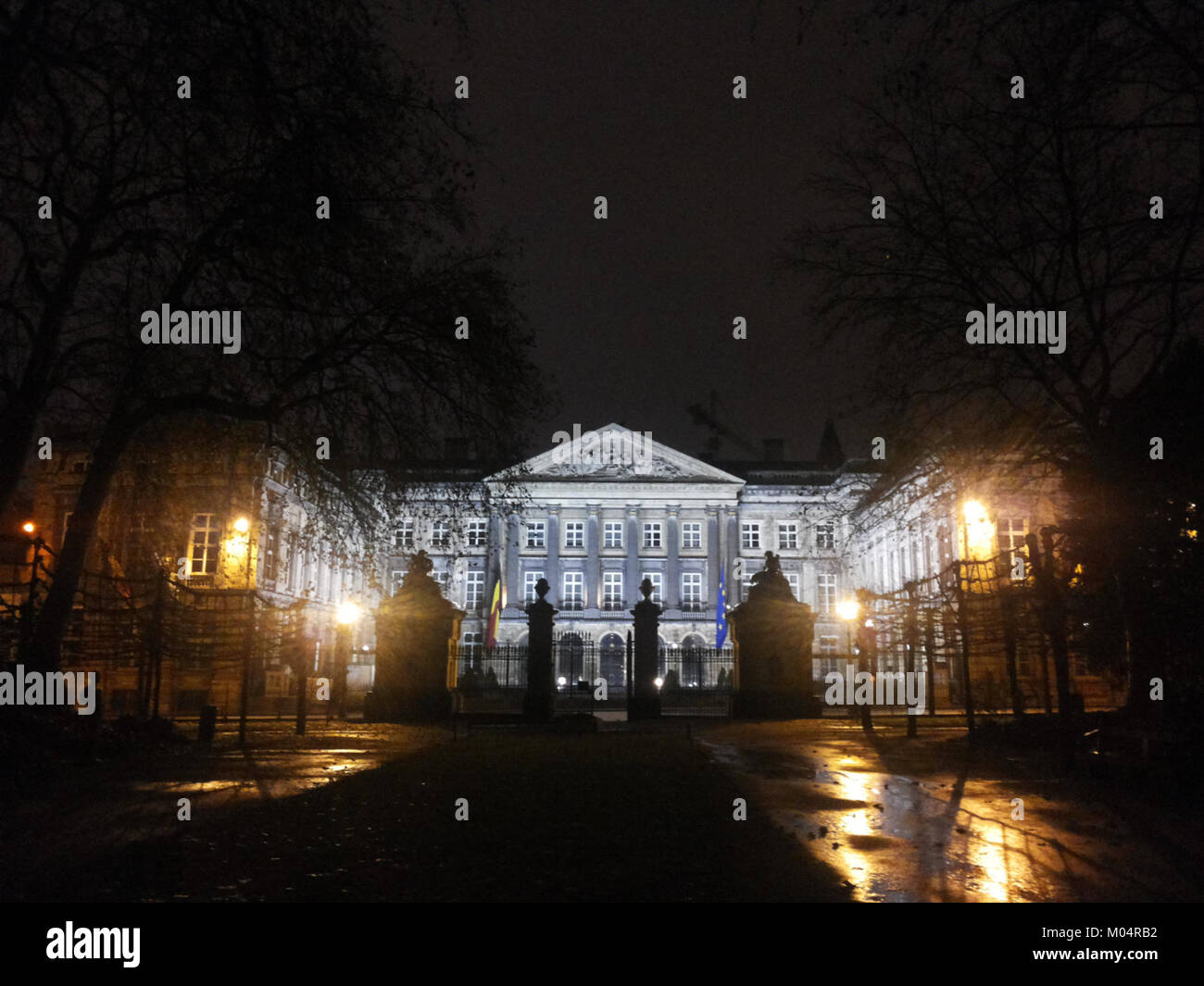 Das Palais de la Nation in Brüssel ist ein bedeutendes Gebäude, in dem sich das belgische Bundesparlament befindet. Dieses Bild zeigt den Palast bei Nacht und zeigt seine großartige Architektur, die am Abendhimmel beleuchtet wird. Stockfoto