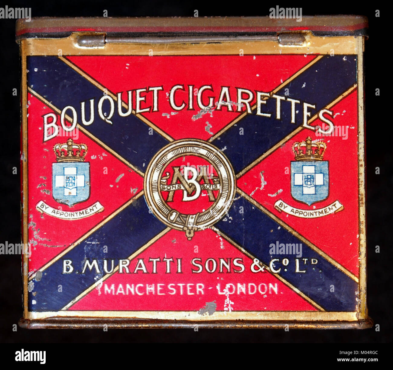 Dieses Bild zeigt die Rückseite einer Bouquet Zigarettendose. Die Blechdose ist Teil der Geschichte der Tabakwerbung und spiegelt die Vermarktung und Produktverpackung für Zigaretten des frühen 20. Jahrhunderts wider. Stockfoto