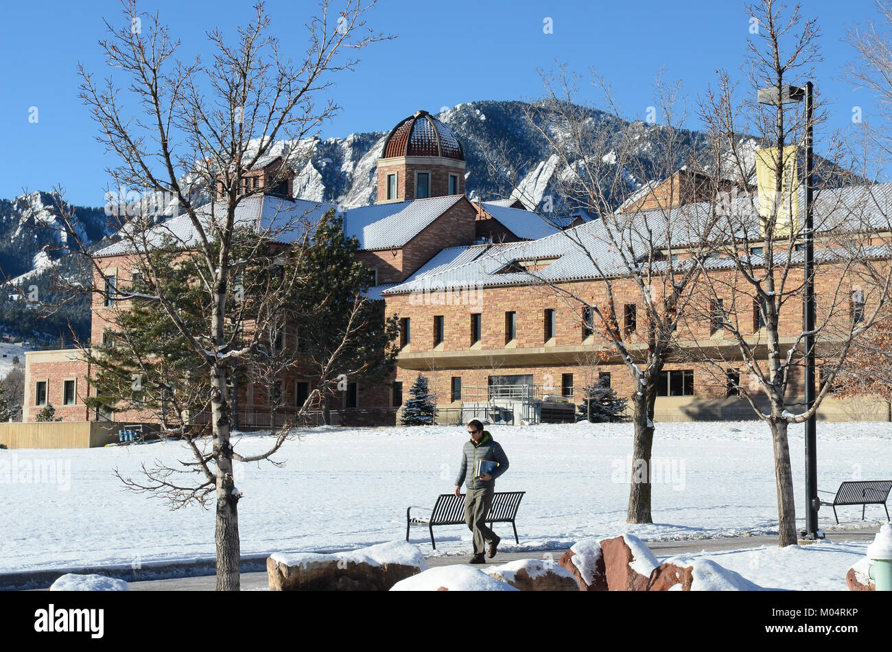 Dieses Bild repräsentiert ein Geschäftsfeld, das wahrscheinlich eine Industrie- oder Geschäftslandschaft darstellt. Das Umfeld spiegelt die wachsende Bedeutung von Geschäftsvierteln und Wirtschaftstätigkeiten in städtischen Zentren wider. Das Image betont Entwicklung und Infrastruktur innerhalb des Geschäftssektors. Stockfoto