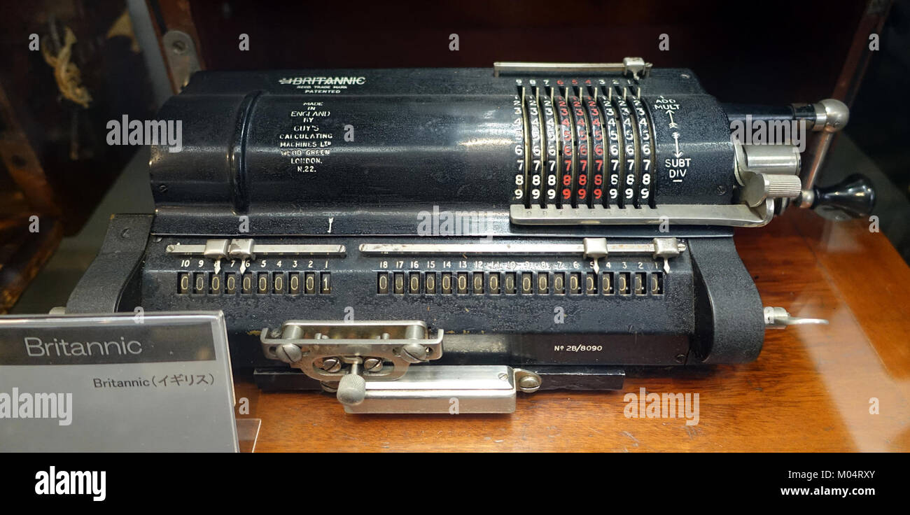 Der Britannic-Rechner, hergestellt von Guy's Calculating Machines Ltd in Wood Green, London, stellt ein Stück historischer Rechenmaschinen dar. Es ist im Ridai Museum of Modern Science in Tokio untergebracht und zeigt Innovationen des frühen 20. Jahrhunderts in der mechanischen Berechnung. Stockfoto