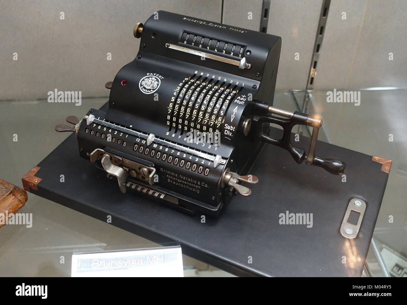 Der Brunsviga MH Rechner ist ein mechanischer Rechner, der im Ridai Museum of Modern Science in Tokio ausgestellt wird. Sie stellt einen bedeutenden Schritt in der Entwicklung von Rechenmaschinen dar und dient als Instrument zur Untersuchung des technologischen Fortschritts im 20. Jahrhundert. Stockfoto