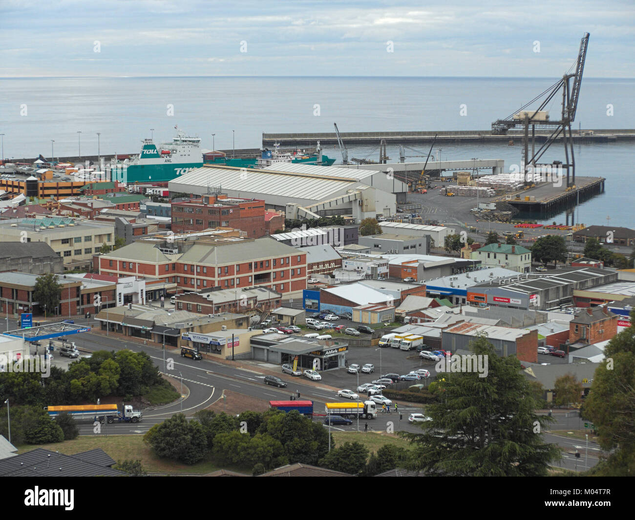 Ein Foto, das am 25. März 2015 in Burnie aufgenommen wurde, zeigt die malerische Aussicht auf diese tasmanische Stadt, die für ihr industrielles Erbe und ihre malerische Landschaft bekannt ist, und zeigt ihre urbanen und natürlichen Besonderheiten. Stockfoto