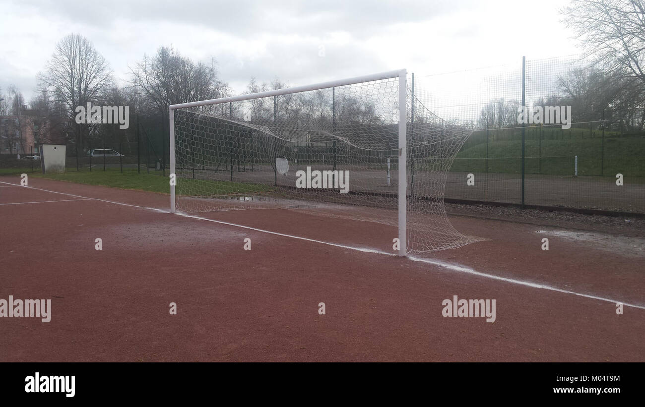 Lille III ist ein bekanntes Fußballfeld in Lille, Frankreich. Bekannt für die Austragung zahlreicher lokaler und regionaler Spiele, spielt es eine wichtige Rolle im Gemeinschaftssport. Stockfoto