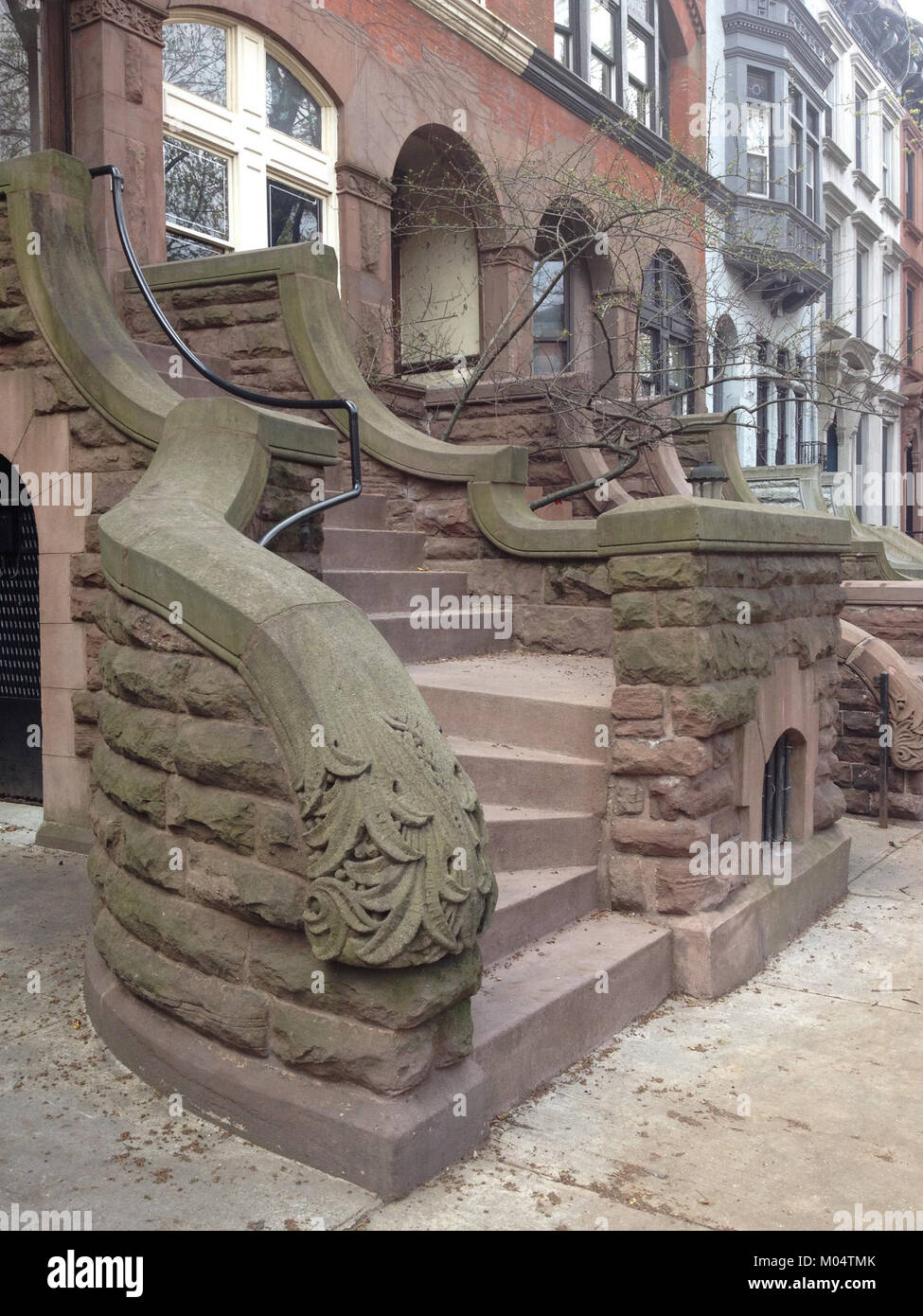 Eine Brownstone-Treppe in Park Slope, Brooklyn, mit klassischem architektonischem Design. Brownstones sind charakteristisch für das architektonische Erbe von New York City. Stockfoto