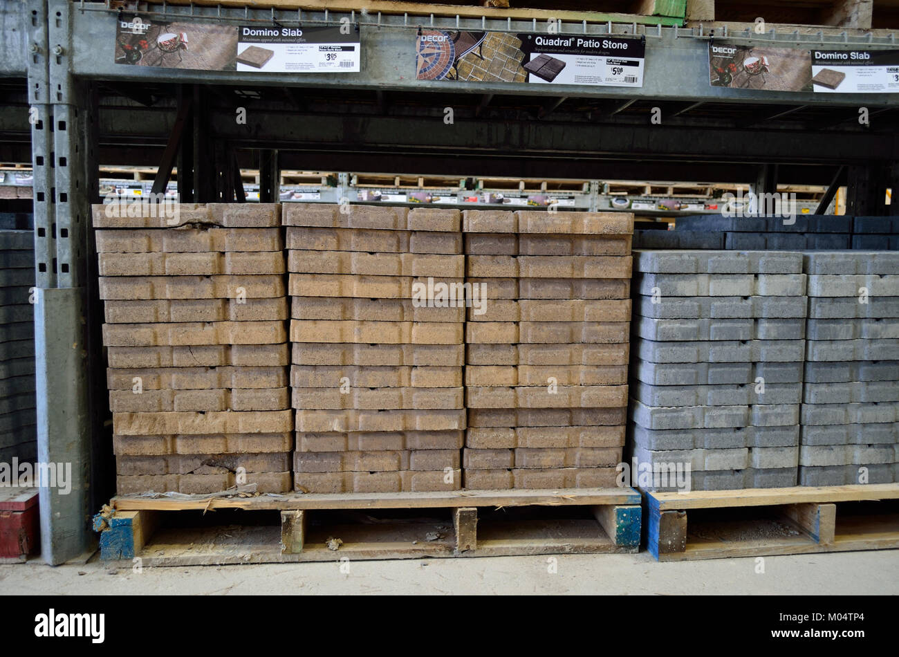 Bausteine zum Verkauf bei Home Depot, in denen eine Vielzahl von Baumaterialien für Bauprojekte vorgestellt werden. In diesem Artikel wird die Verfügbarkeit gemeinsamer Baumaterialien für Hauseigentümer und Bauherren hervorgehoben. Stockfoto