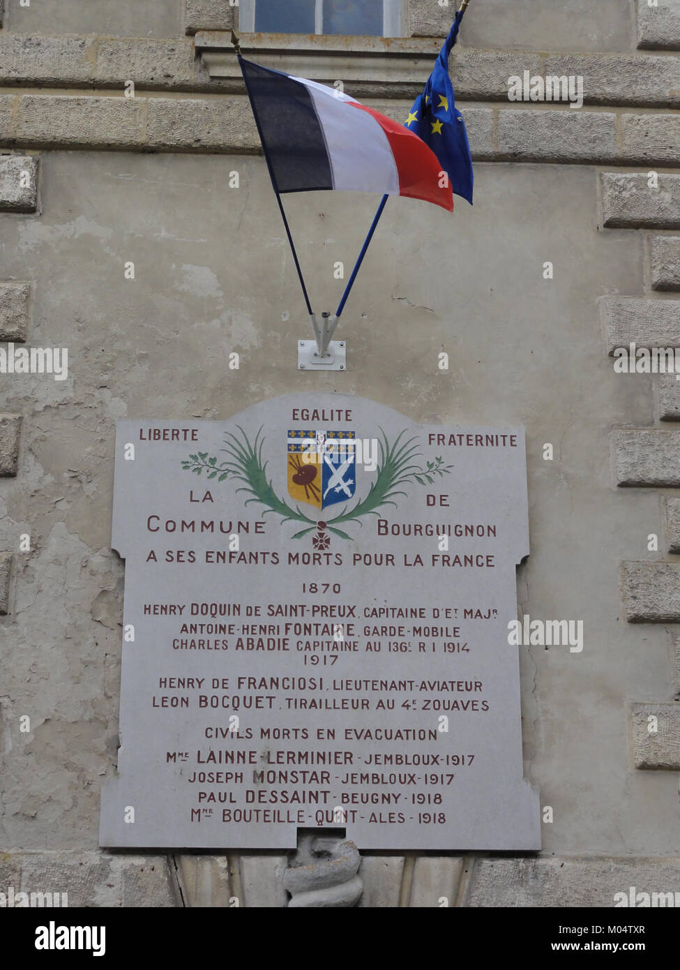 Die Gedenktafel erinnert an die gefallenen Soldaten aus Bourguignon-sous-Montbavin in Aisne, Frankreich. Es befindet sich am Rathaus und dient als Gedenkstätte für diejenigen, die in Kriegszeiten gestorben sind und spiegelt die lokale Geschichte und das Opfer wider. Stockfoto