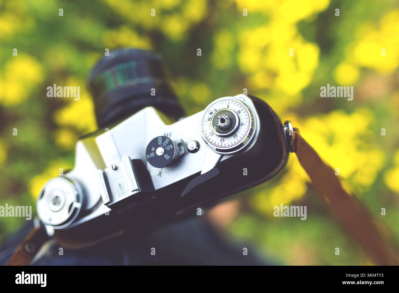 Dieses Bild zeigt einen Vintage-Fotografen mit einer alten Kamera, die einen historischen Ansatz der Fotografie aus einer vergangenen Ära widerspiegelt und die Entwicklung der Fototechnologie veranschaulicht. Stockfoto