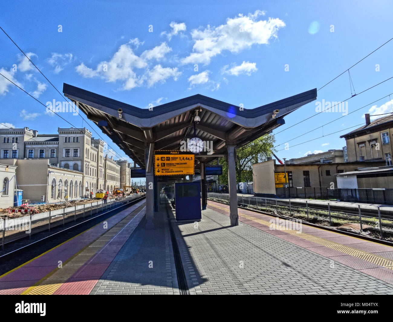 Bydgoszcz Główna ist der Hauptbahnhof in Bydgoszcz, Polen. Das Bild vom Mai 2015 zeigt das architektonische Design des Bahnhofs und seine Bedeutung als Verkehrsknotenpunkt zwischen verschiedenen regionalen und nationalen Bahnlinien. Stockfoto