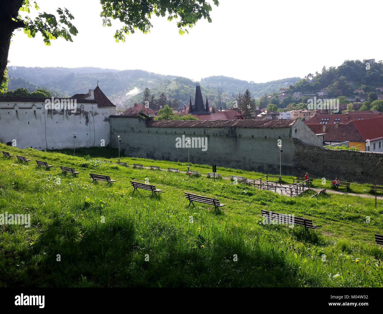 Die südöstliche Mauer von Brasov, Rumänien, ist ein historisches Merkmal der Befestigungsanlagen des cityÂ, das mittelalterliche Architektur und militärische Verteidigungskonzepte zeigt. Sie spiegelt die historische Bedeutung der cityÂ als befestigte Siedlung wider. Stockfoto