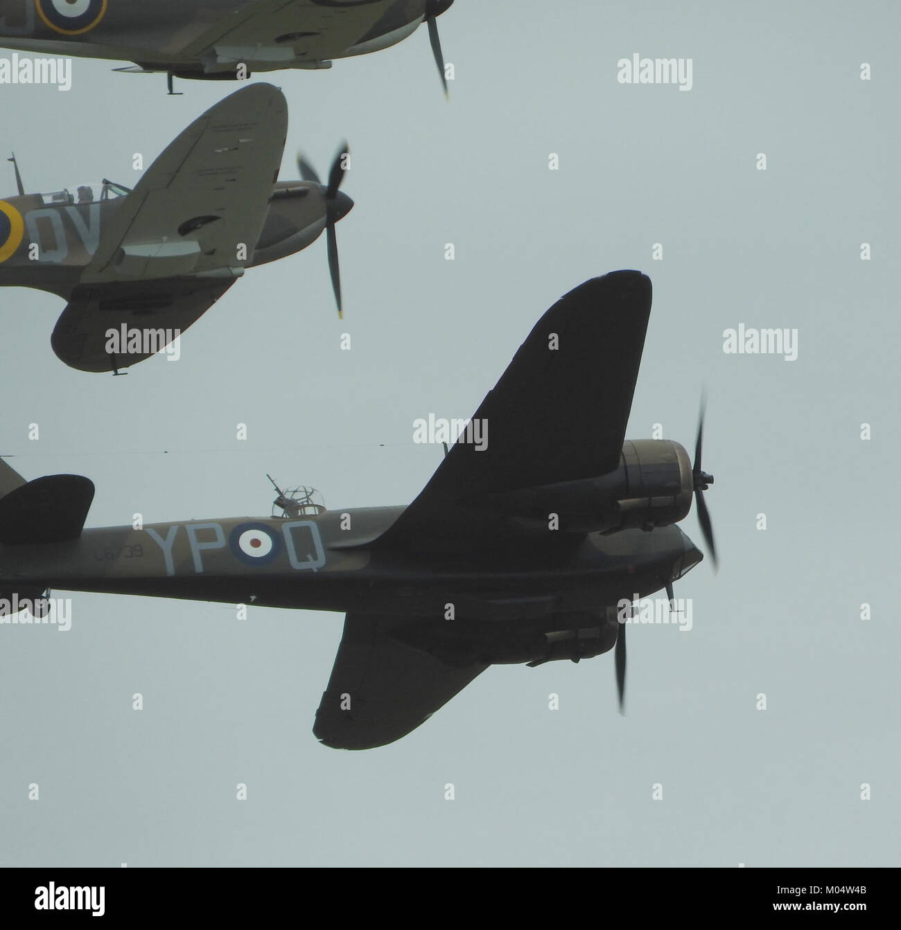 Ein historisches Foto, das die Flugzeuge Bristol Blenheim und Supermarine Spitfire, die für ihre Rolle im Zweiten Weltkrieg bekannt sind und die Geschichte der britischen Luftfahrt und militärische Innovation symbolisieren. Stockfoto