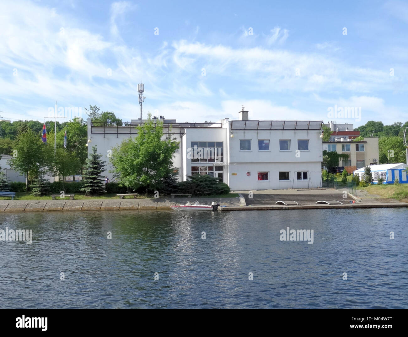 Dieses Bild zeigt einen Ort in Bydg Tow Wioslarskie 1 im Mai 2015. Die Szene zeigt wahrscheinlich städtische oder architektonische Elemente aus dieser Gegend, die die lokale Umgebung widerspiegeln. Stockfoto