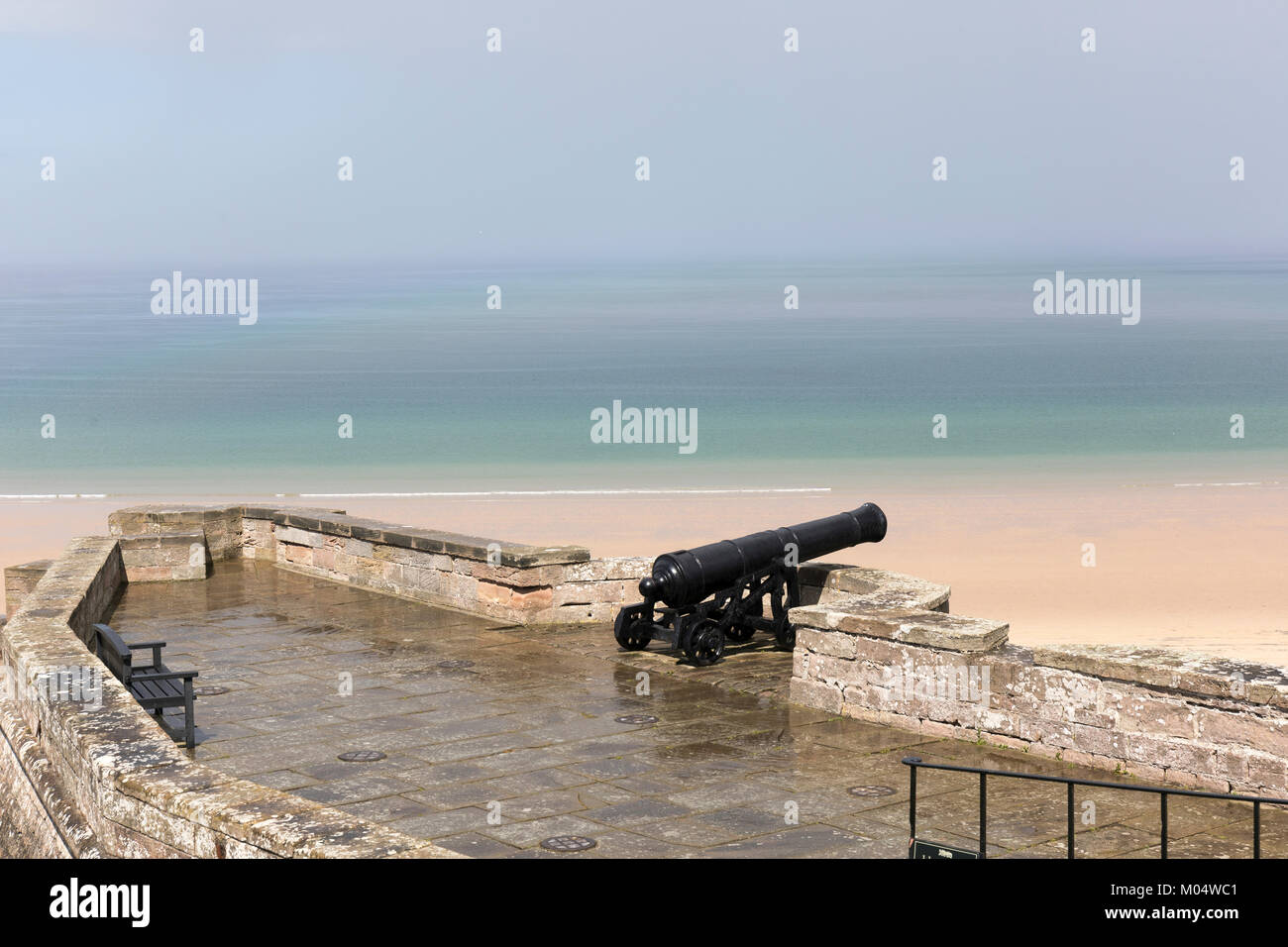 Canon auf den Wällen von Bamburgh Castle Stockfoto