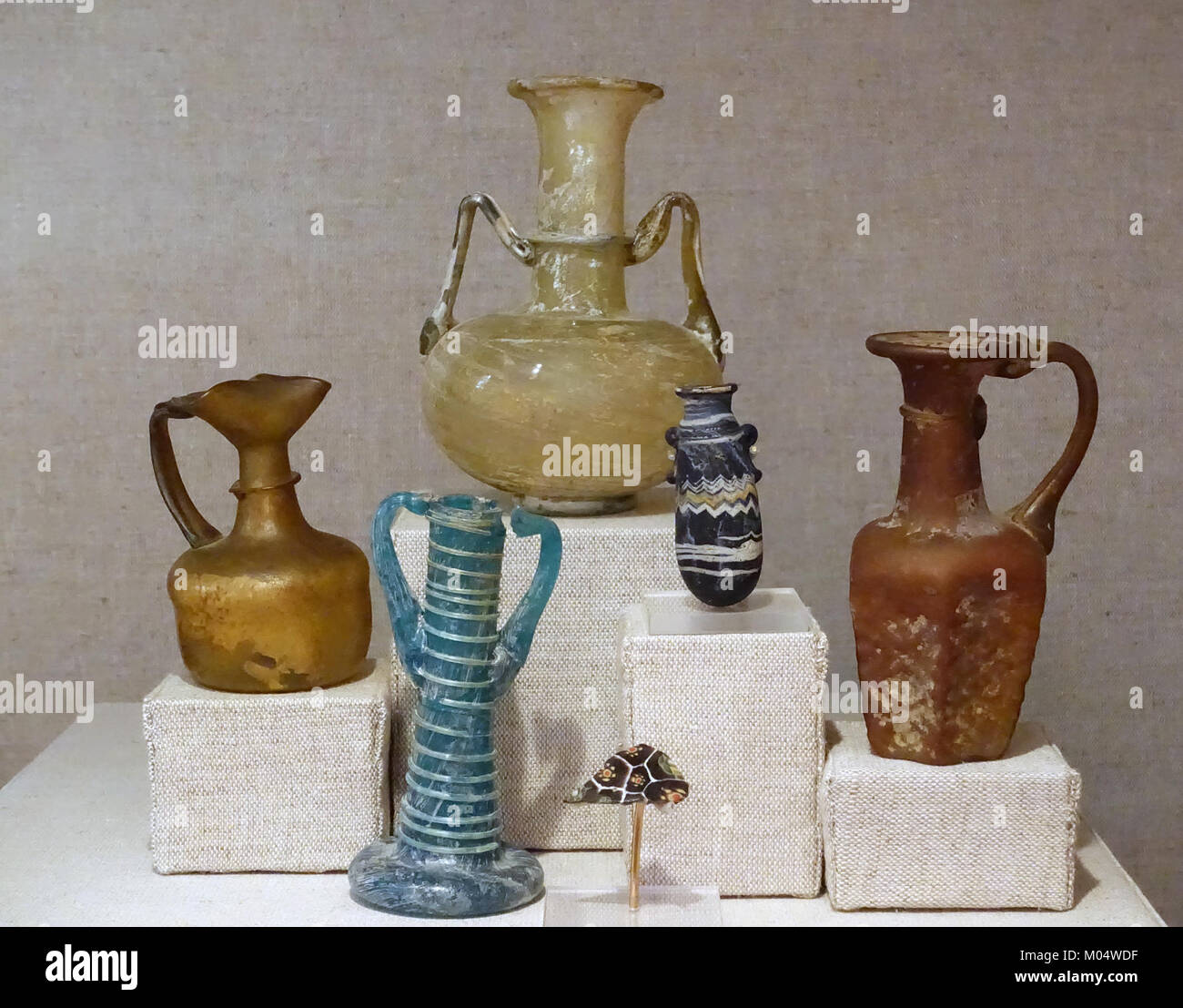 Flaschen, Parfum Flakons, etc, Roman 1 St-4 th century AD, mit Ausnahme der kleinen, möglicherweise Griechischen alabastron 5th-4th century BC, Glas - Spurlock Museum, Uiuc-DSC-05896 Stockfoto