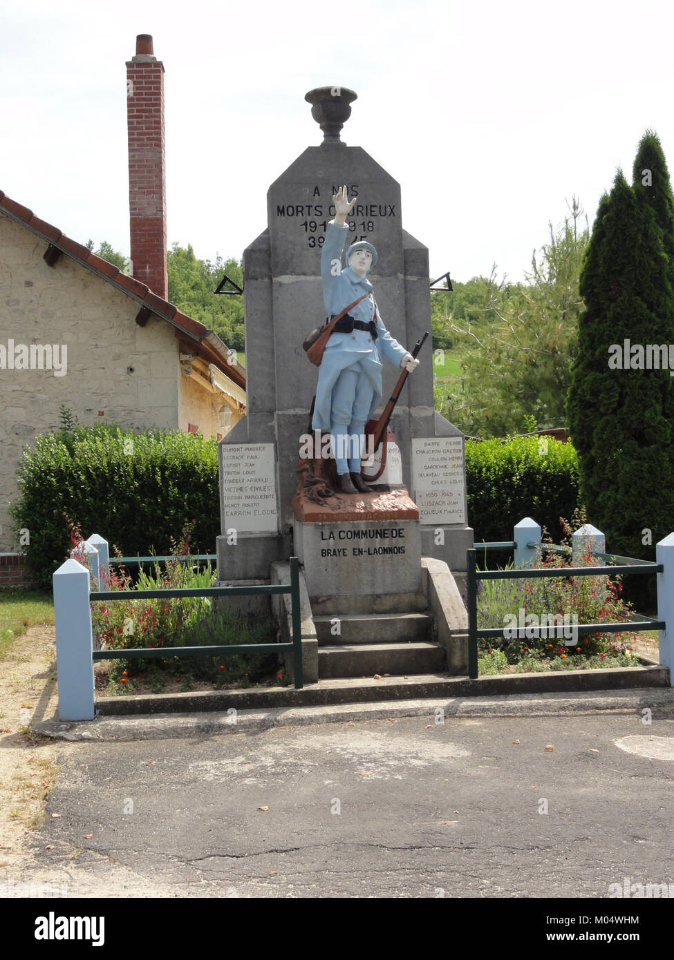 Das Braye-en-Laonnois Monument aux morts in Aisne erinnert an die Soldaten, die während des Ersten Weltkriegs starben. Das Denkmal ist eine Hommage an diejenigen, die ihr Leben geopfert haben, und ist eine wichtige historische Stätte für Erinnerung und Ehre. Stockfoto