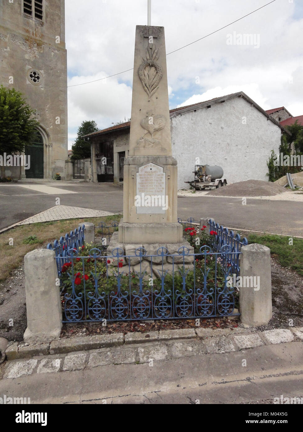 Das Boviolles-Denkmal in der Maas-Region erinnert an gefallene Soldaten und spiegelt die historische Bedeutung des Gebiets in Kriegszeiten wider. Die Gedenkstätte ist eine Hommage an die Toten und Teil des umfangreichen Netzwerks von Kriegsdenkmälern Frankreichs. Stockfoto