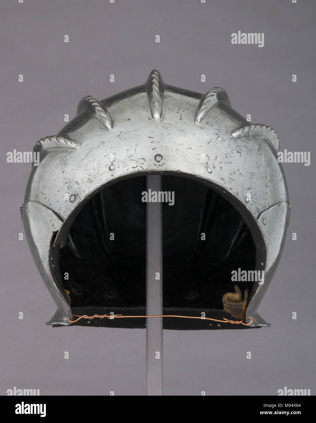 Bild eines Burgonet, katalogisiert unter der MET-Nummer 14.25.552 001AA2015, eine Art historischer Rüstung mit ihrem unverwechselbaren Design. Stockfoto