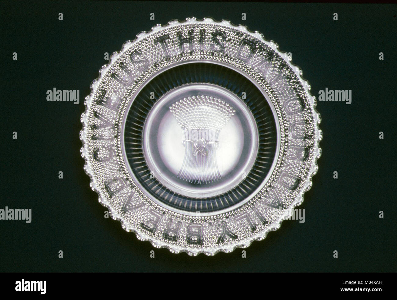 Ein dekorativer Brottteller, der Teil der Sammlung des Metropolitan Museum of Art ist und kompliziertes Design und handwerkliches Können zeigt. Der Teller dient als Beispiel für edles Geschirr aus seiner Zeit und unterstreicht sowohl Funktionalität als auch ästhetische Anziehungskraft. Stockfoto