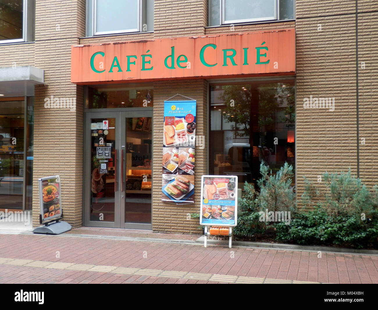 Cafe de Crie, eine beliebte Kaffeekette, bietet seine gemütliche und einladende Atmosphäre mit einer Auswahl an Kaffee und Gebäck. Es wurde in Japan gegründet und bietet Gästen eine entspannte Umgebung, in der sie Getränke und Snacks in stilvoller Umgebung genießen können. Stockfoto