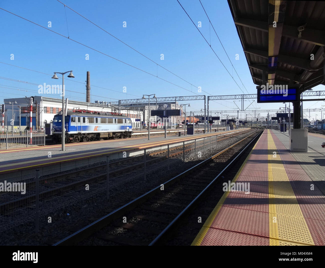 Bydgoszcz Glowna ist der Hauptbahnhof in Bydgoszcz, Polen. Das Foto vom Juni 2015 zeigt die Architektur des Bahnhofs und seine Bedeutung als Verkehrsknotenpunkt in der Region. Stockfoto