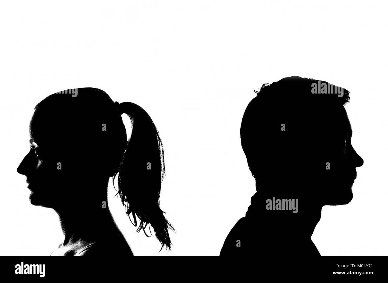 Eine Darstellung einer Trennungsszene mit Bildern, die die emotionale Intensität und persönliche Kämpfe widerspiegeln, die oft mit dem Ende von Beziehungen verbunden sind. Stockfoto