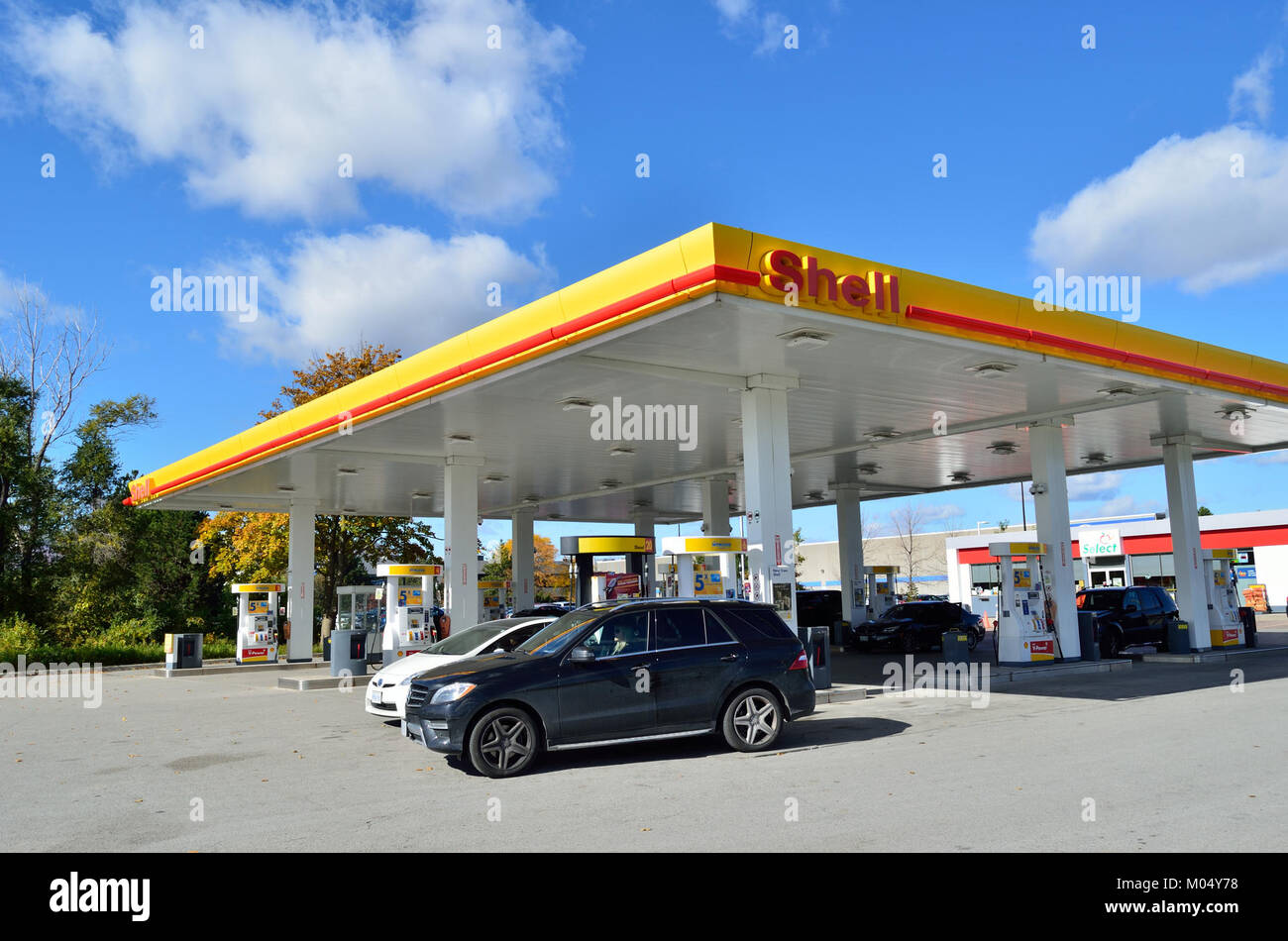 Die Canada Shell Station 11 ist eine alte Tankstelle aus der Mitte des 20. Jahrhunderts, die eine vergangene Ära der Automobilkultur repräsentiert. Diese Station spiegelt den Aufstieg der Automobilindustrie und die Bedeutung von Tankstellen bei der Entwicklung der Verkehrsinfrastruktur wider. Stockfoto