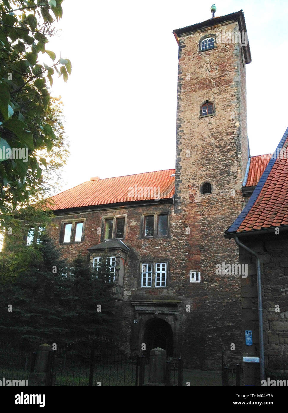 Burg Wiedelah ist eine mittelalterliche Wasserburg in Wiedelah, Niedersachsen. Sie wurde zwischen 1292 und 1297 aus Steinen aus der nahegelegenen Harlyburg erbaut und verfügt über einen rechteckigen Donjon und einen umgebenden Wassergraben. Die Burg diente als strategische Festung und kontrollierte die Handelsrouten zwischen Goslar, Halberstadt und Braunschweig. Im Laufe der Jahrhunderte wurde es verschiedenen Eigentümern und strukturellen Veränderungen unterzogen. Stockfoto