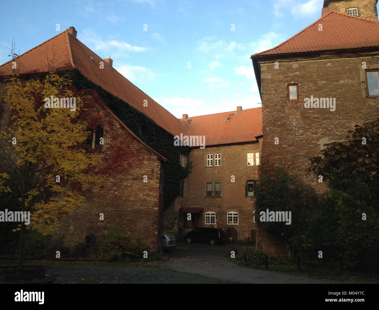 Burg Wiedelah ist eine mittelalterliche Burg in Deutschland, die für ihre historische Architektur und kulturelle Bedeutung bekannt ist. Es repräsentiert die feudale Vergangenheit des Landes und sein architektonisches Erbe. Stockfoto