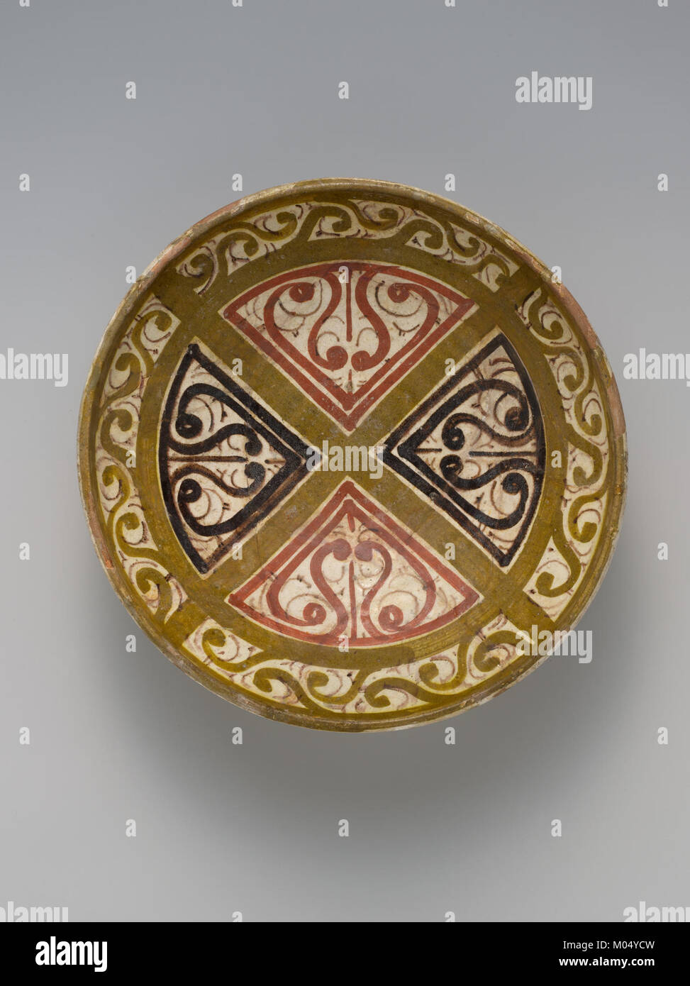 Diese Schüssel im „abgeschrägten Stil“ ist ein gutes Beispiel für dekorative Kunst und Handwerkskunst mit detaillierten geometrischen Designs. Es ist Teil der Sammlung des Metropolitan Museum of Art Stockfoto