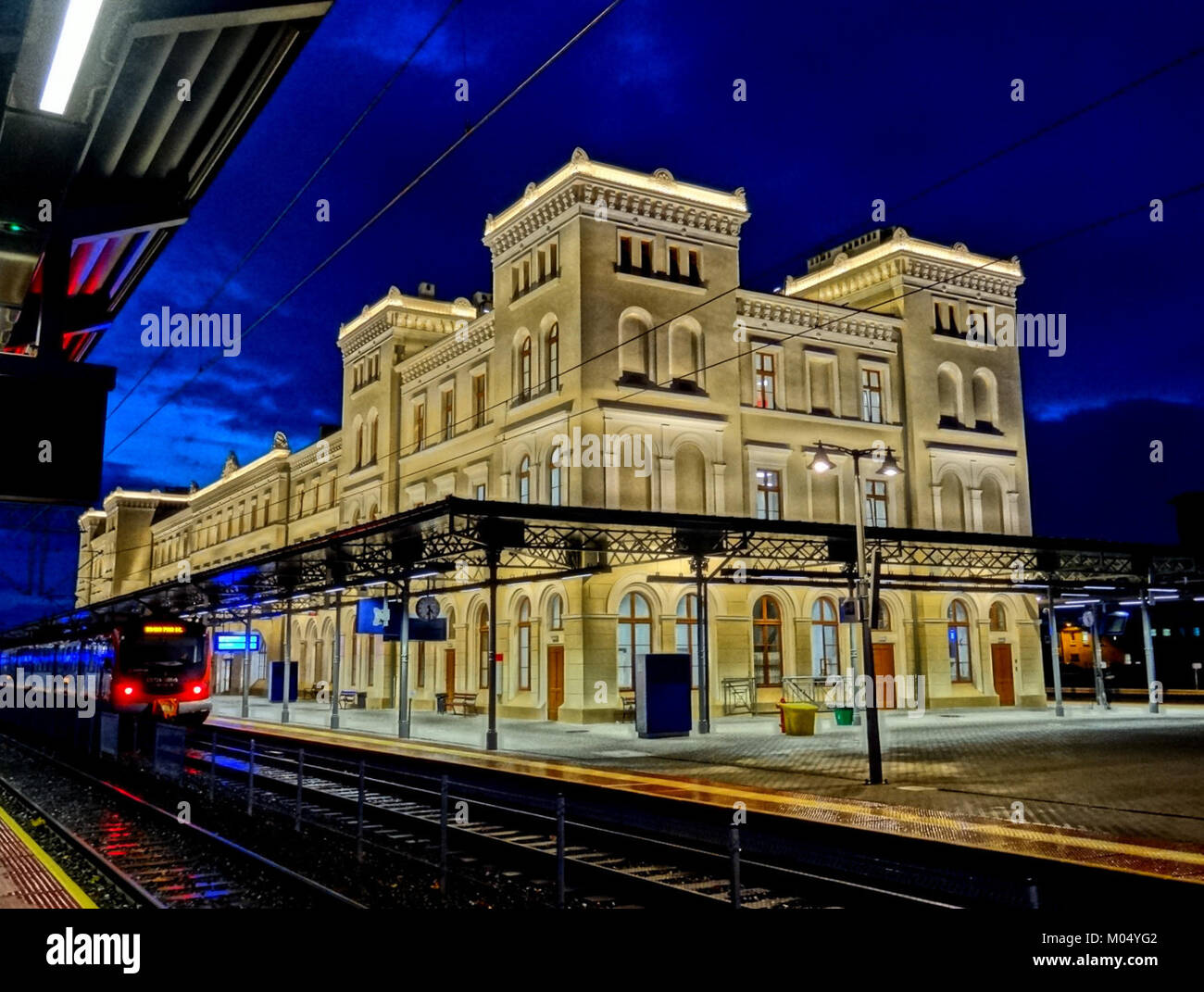 Bydgoszcz GÅ‚Ã³wna bezeichnet den Hauptbahnhof in Bydgoszcz, Polen. Es ist ein wichtiger Verkehrsknotenpunkt in der Region und bietet Verbindungen für nationale und internationale Reisen. Stockfoto