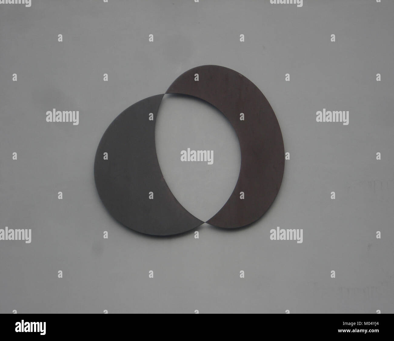 Dieser Titel bezieht sich auf ein Kunstwerk mit dem Titel „Brielle“, das aus zwei Teilen besteht, die in drei Abschnitte unterteilt sind. Das Kunstwerk kann visuelle Themen erforschen oder künstlerische Fragmentierung darstellen und einen Einblick in den konzeptionellen Ansatz des Künstlers zur Komposition geben. Stockfoto