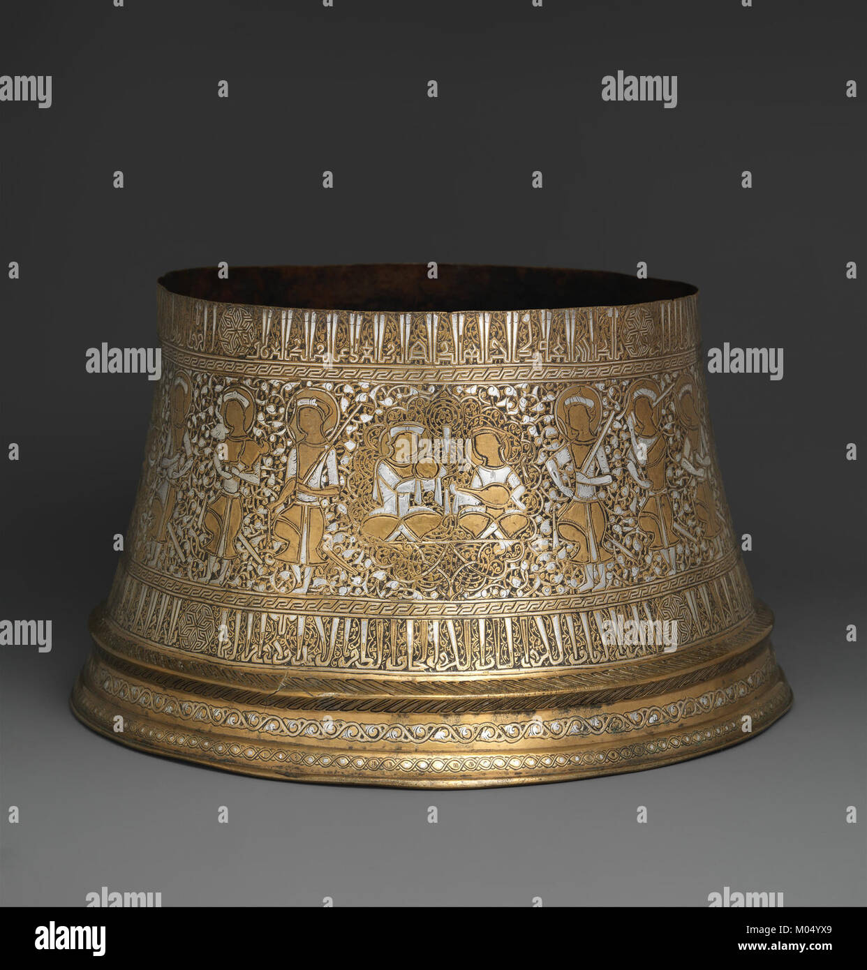 Ein detailliertes Bild eines Kerzenständers aus der Sammlung des Metropolitan Museum of Art Die Basis ist ein gutes Beispiel für dekorative Kunstfertigkeit und zeigt komplizierte Designelemente. Stockfoto