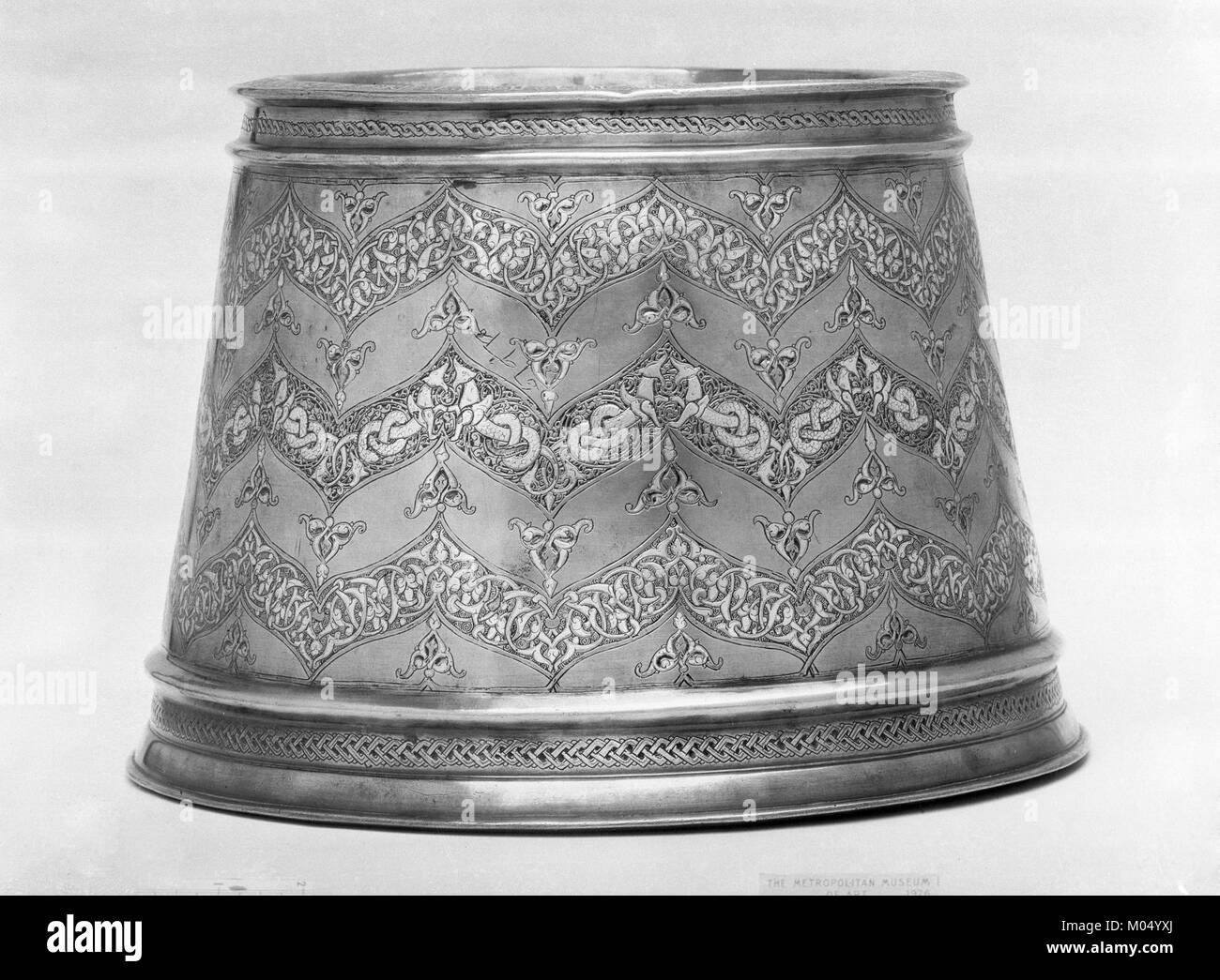 Dieser Kerzenständer aus dem Metropolitan Museum of Art zeigt komplizierte Designs von ineinander verschlungenen Drachen, die feine Handwerkskunst und die künstlerischen Traditionen seiner Ursprungskultur zeigen. Stockfoto