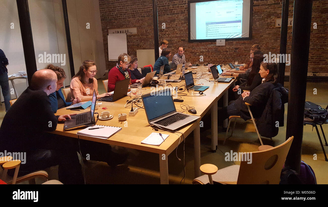 Am 29. Januar 2016 fand in Brüssel ein Treffen für die Wikidata-Community statt, bei dem verschiedene Projekte, Entwicklungen und Beiträge zur Wikidata-Plattform diskutiert wurden, um die Zusammenarbeit zwischen Datenenthusiasten und Entwicklern zu fördern. Stockfoto