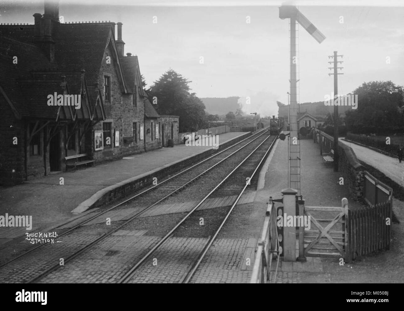 Bucknell Station in Oxfordshire, England, ist ein Bahnhof an der Cotswold Line, der das Dorf Bucknell bedient. Der Bahnhof ist Teil des Great Western Railway-Netzes und bietet Zugang zu wichtigen Zielen und trägt zur regionalen Verkehrsinfrastruktur bei. Stockfoto