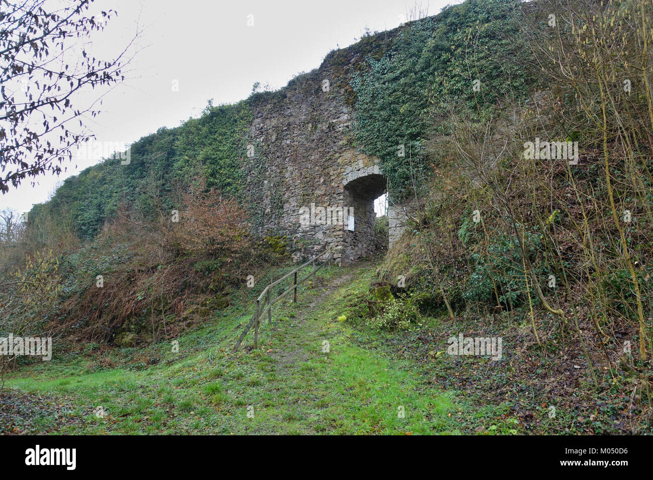 Der Eingang zur Burg Hauenstein in Baden, Deutschland, ist eine historische Stätte, die für ihre mittelalterliche Architektur und strategische Lage in der Region bekannt ist. Stockfoto