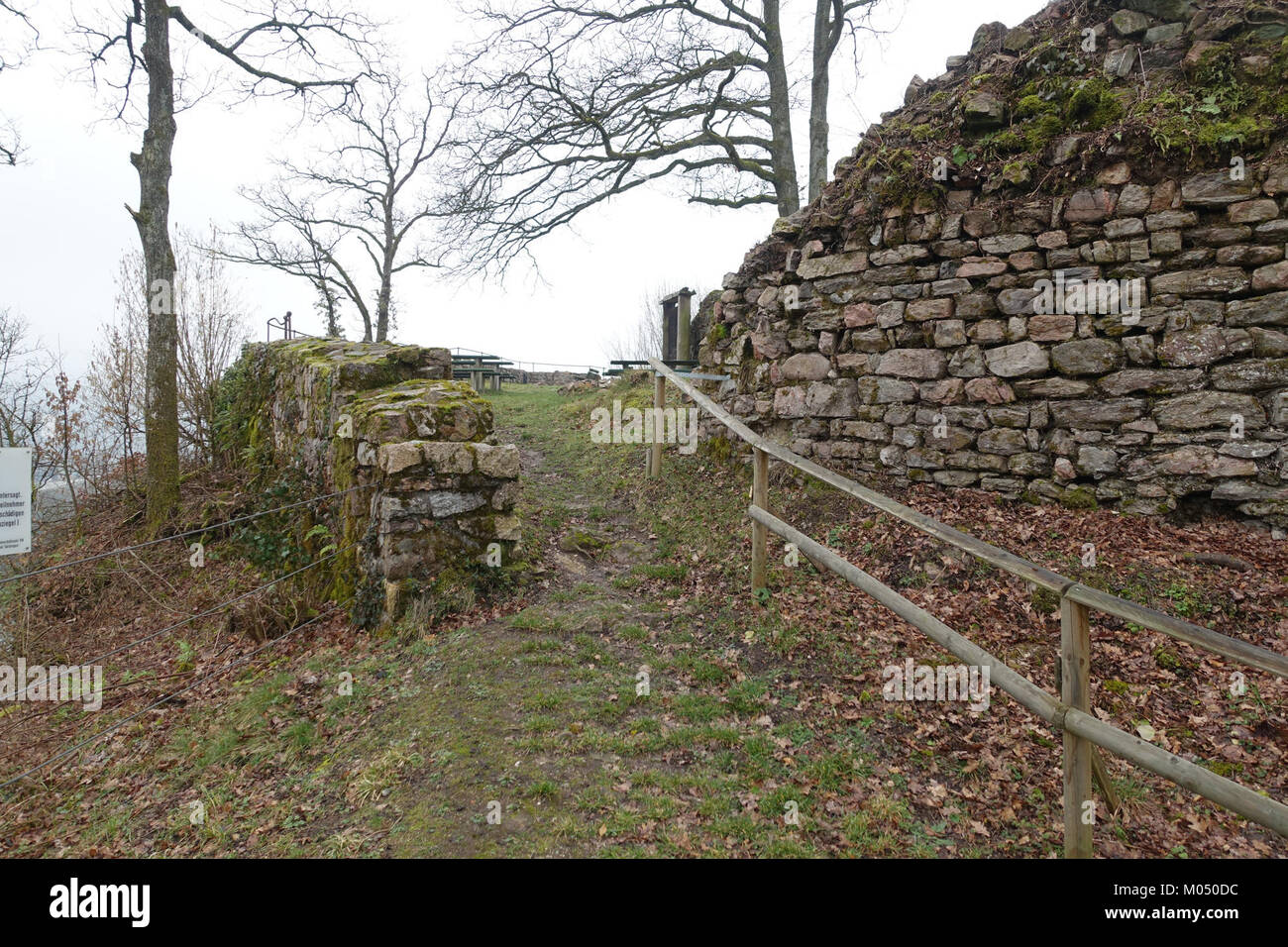 Die Burg Hauenstein in Baden verfügt über eine mittelalterliche Inneneinrichtung, die das traditionelle Design und die Architektur der damaligen Zeit zeigt. Stockfoto